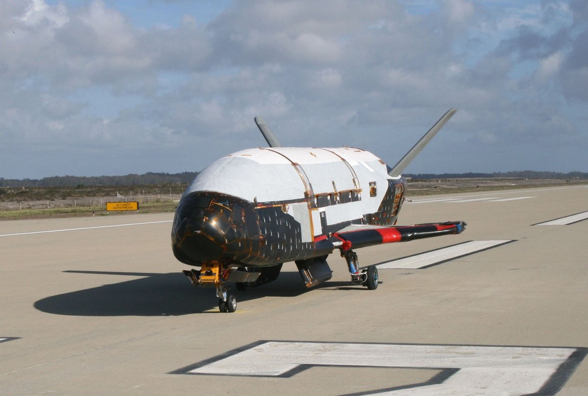 La navette après son retour sur le tarmac du Centre Spatial Kennedy. © Boeing