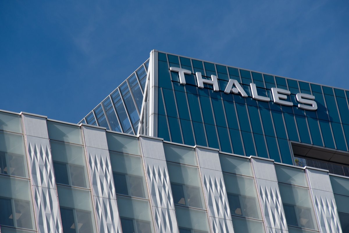 Le logo de Thales sur un bâtiment © Shutterstock