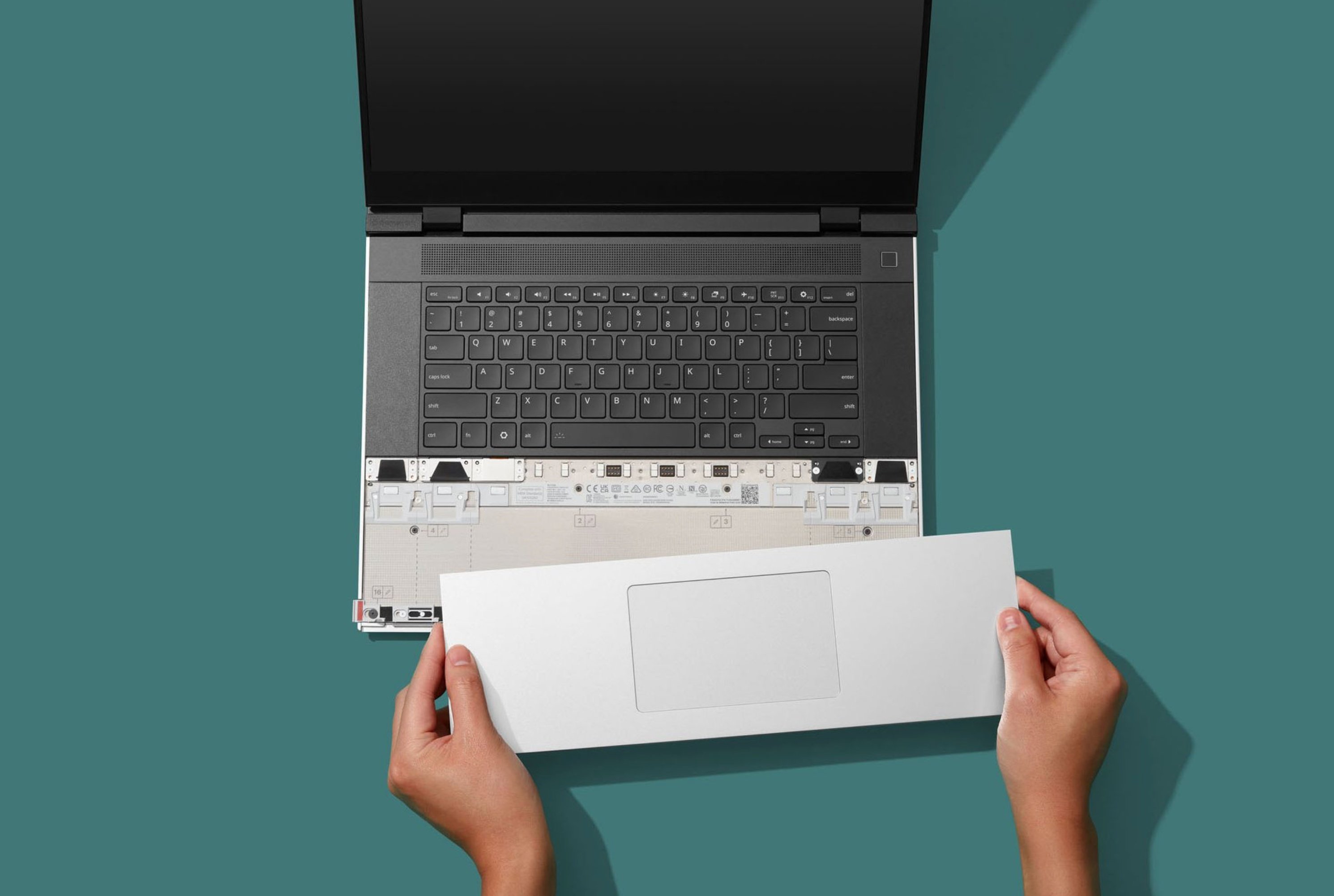 Le trackpad et le clavier du Framework Laptop 16, toujours modulaires, ont été repensés. © Framework