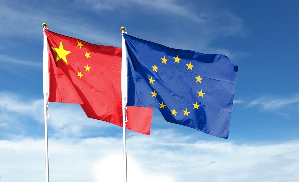 Les drapeaux de la Chine et de l'Union européenne côte à côte © Shutterstock