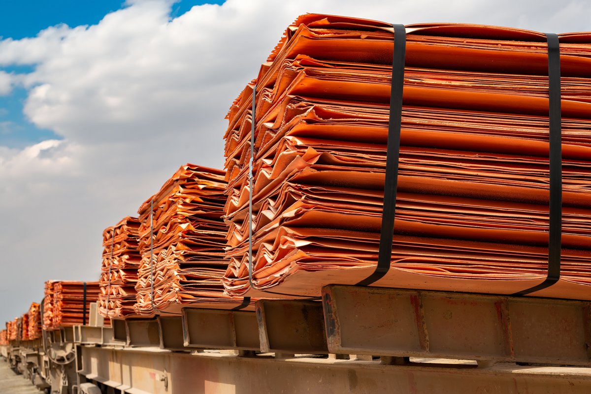 Transport de cathodes de cuivre. © Shutterstock