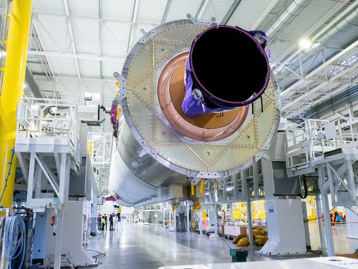 Ariane 6 se fait attendre hors du bâtiment d'assemblage. Crédits : ArianeGroup/PepperBox-Julien Hazemann