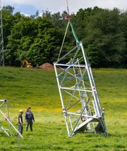 Bouygues Telecom fait hélitreuiller un pylône pour installer des antennes mobiles, une manœuvre vertigineuse