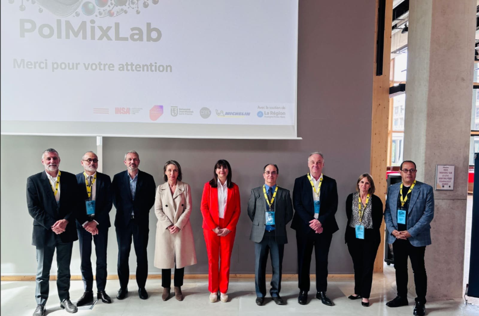 De gauche à droite : Christophe Moriceau, directeur de la recherche avancée de Michelin, Frédéric Fotiadu, directeur INSA Lyon, Mehdi Gmar, directeur général délégué à l’innovation du CNRS, Catherine Staron, vice-présidente déléguée aux lycées, à l'enseignement supérieur, à la recherche et à l'innovation de la Région Auvergne-Rhône-Alpes, Jannick Duchet-Rumeau, directrice IMP et co-resp. du LabCom, Salvatore Pagano, co-responsable du LabCom, Bruno Lina, président de Lyon 1 Université, Christelle Bahier-Porte, VP Recherche Université Jean Monet, Mohammed Benlahsen, recteur délégué pour l’enseignement supérieur, la recherche et l’innovation de la région académique Auvergne-Rhône-Alpes. © Justine Dascotte Lyon 1 Université