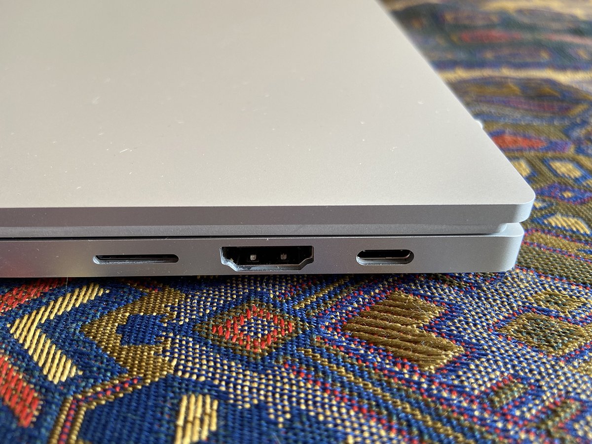 Côté droit : lecteur micro-SD, HDMI, USB-C Thunderbolt 4