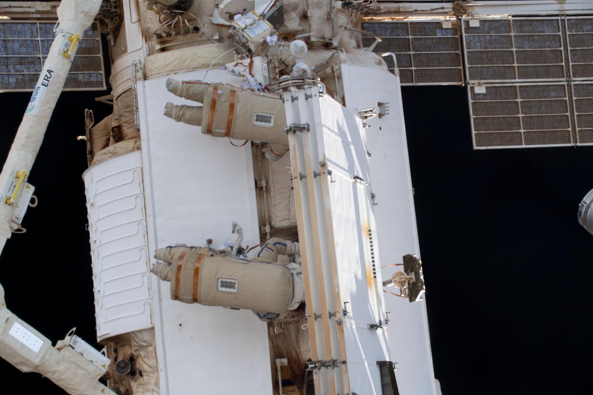 Sergei Prokopiev et Dmitri Peteline étaient sortis au printemps dernier pour installer le radiateur RTOd sur le module Nauka. © NASA