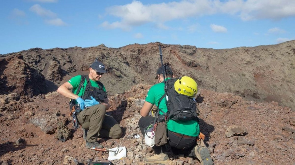 L'astronaute allemand de l'ESA Alexander Gerst à l'entraînement pour évaluer des sédiments volcaniques © ESA