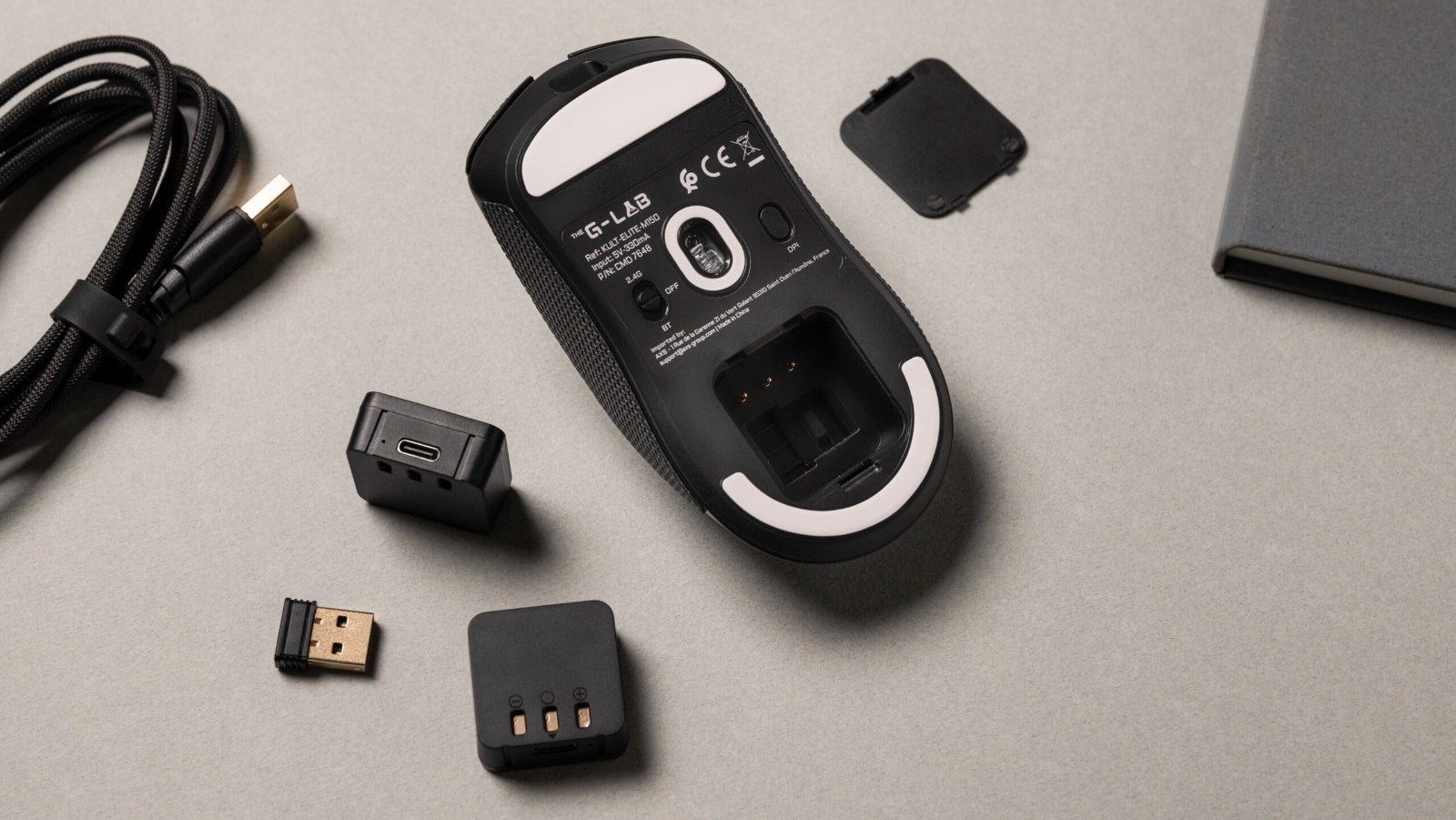 La souris Kult Elite M150 et ses deux batteries amovibles. ©The G-Lab