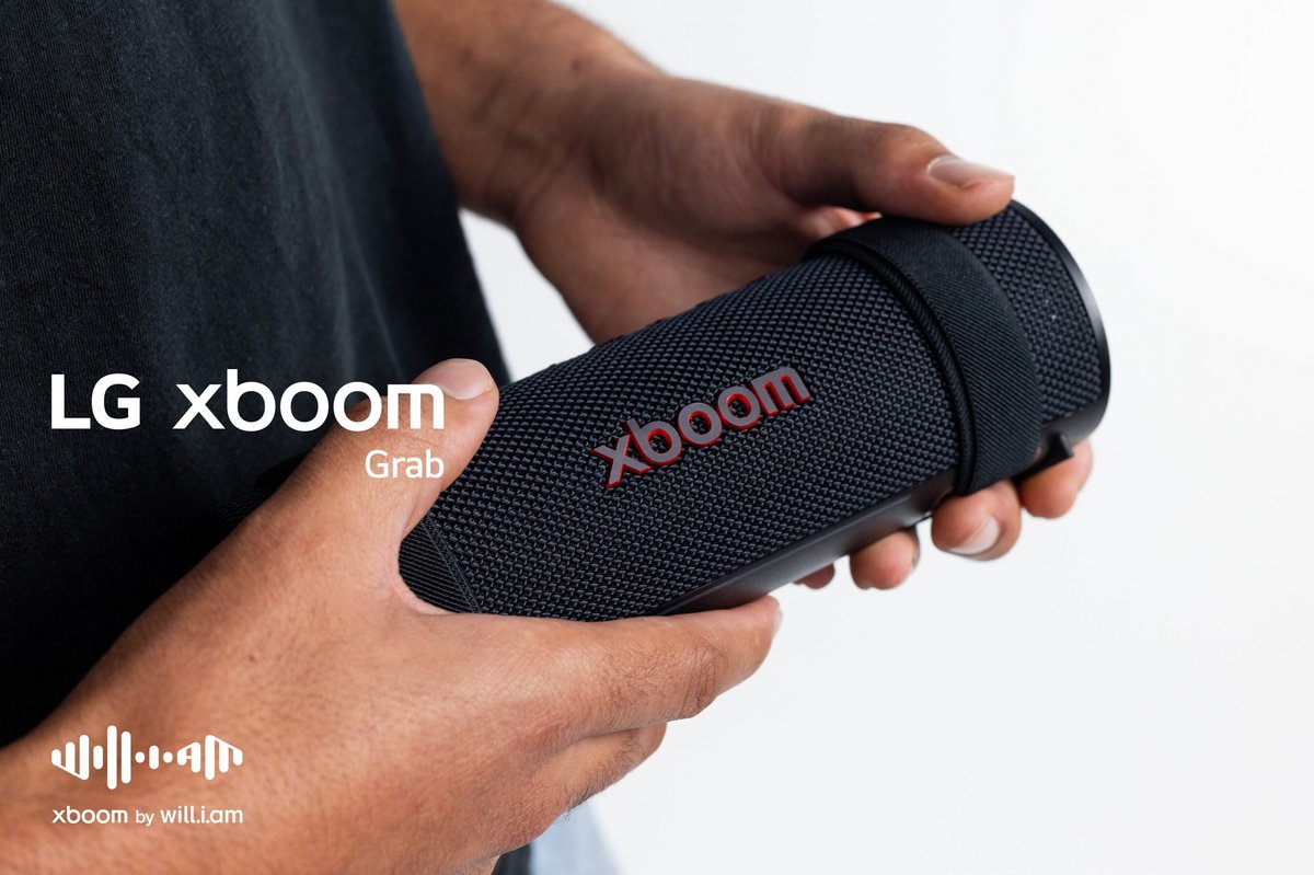 Puissance de 30 watts et autonomie allant jusqu'à 20 heures, l'enceinte portable LG XBoom Grab tient dans une main. ©LG