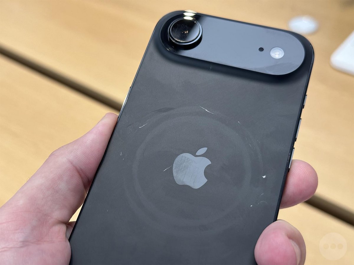 Un iPhone Air exposé à l'Apple Store Confluence de Lyon ©Consomac