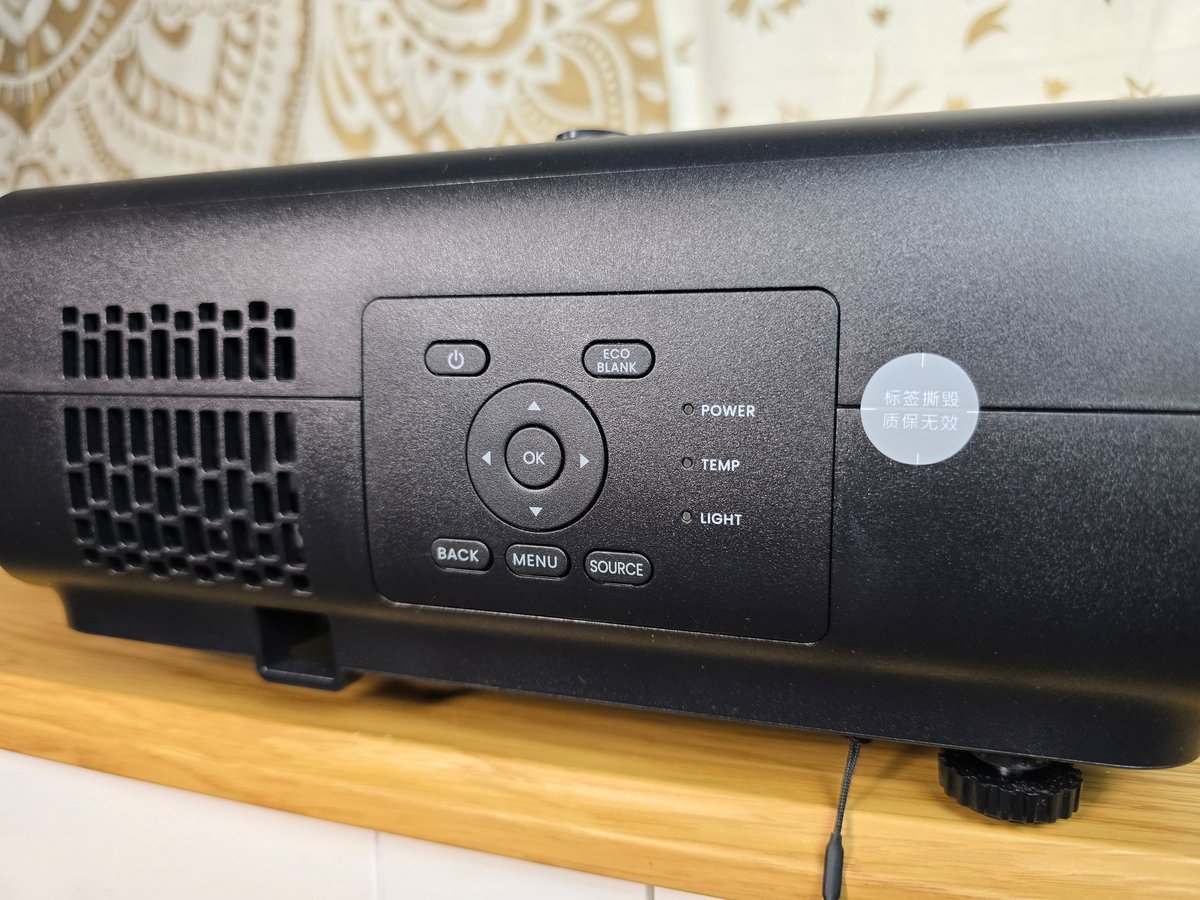 Un panneau de contrôle est également de la partie, sur le côté gauche du vidéoprojecteur. 