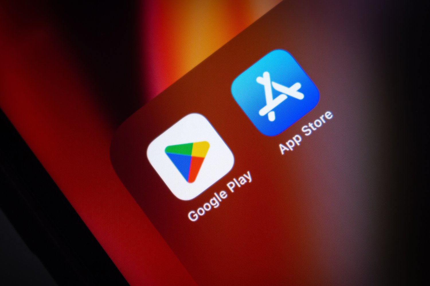 Selon une enquête, de nombreuses applications permettant de déshabiller numériquement les femmes sont disponibles sur les deux magasins d'applications. ©Koshiro K / Shutterstock