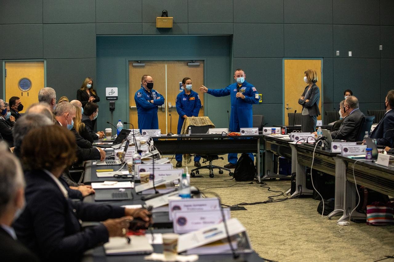 Les astronautes ont eu leur mot à dire pour valider le vol OFT-2 à venir, même si aucun d'entre  eux ne prendra place dans la capsule. © NASA/Kim Shiflett