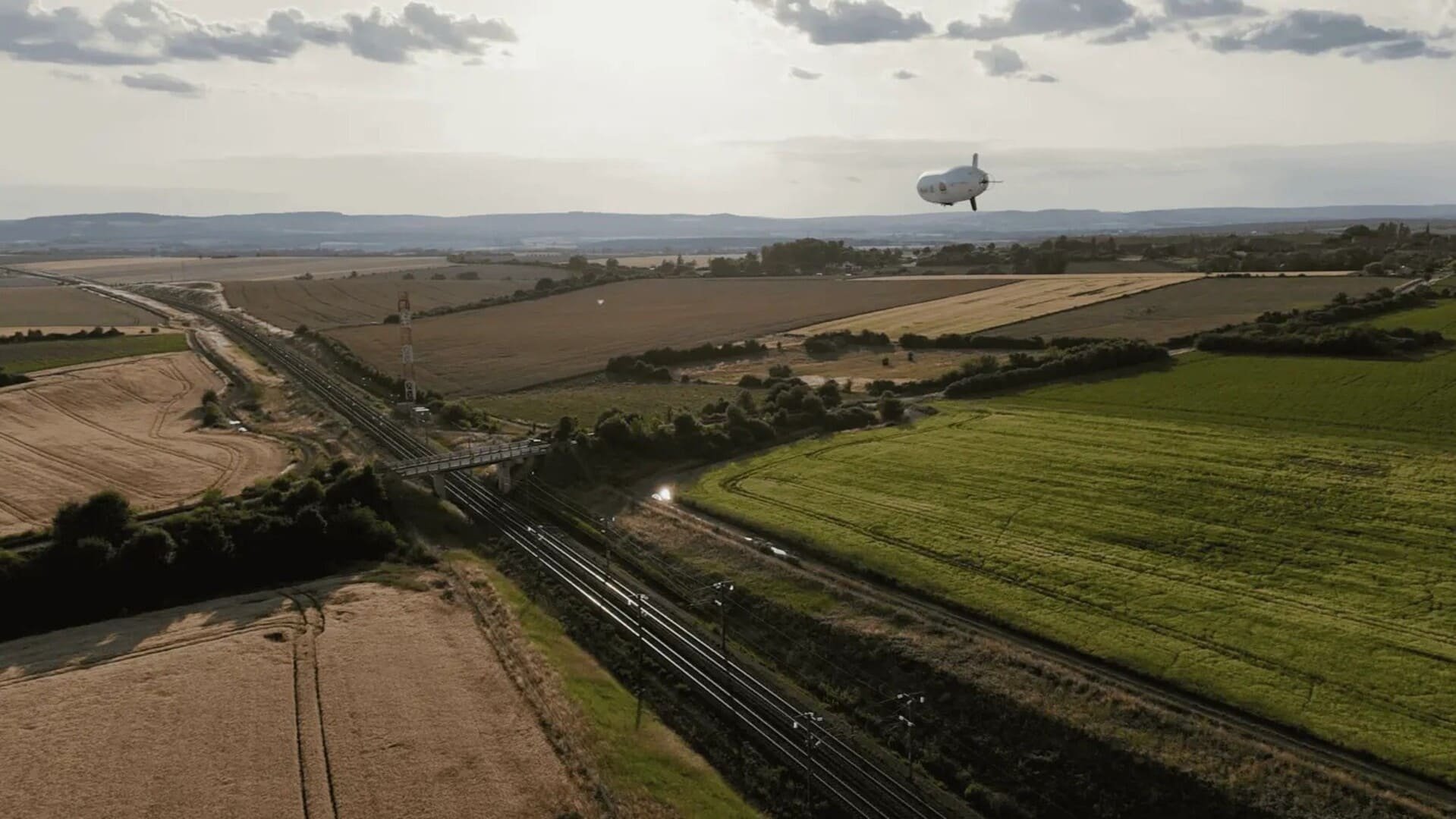 Le HyLighter est en train de survoler une ligne à grande vitesse. © HyLight