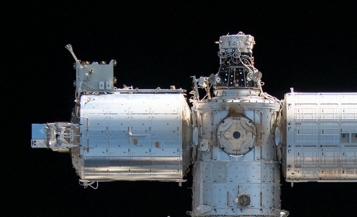 Zoom sur le module européen Columbus et sa nouvelle plateforme Bartholomeo (visible en haut à gauche), à côté du Node 2. On voit bien ici aussi la différence entre les ports IDA (au centre en haut)  avec leur "tunnel" auquel viennent s'amarrer les véhicules automatisés, et les ports de "berthing" (centre droit, face à nous) auxquels on accroche les cargos avec des ouvertures plus larges comme Cygnus. © NASA