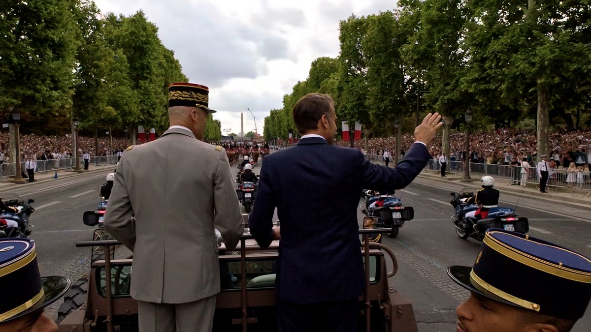 Emmanuel Macron, dans l'objectif de la caméra. Sur sa gauche, on retrouve Thierry Burkhard, chef d'état-major des Armées jusqu'à cet été © Capture d'écran Clubic x Présidence de la République