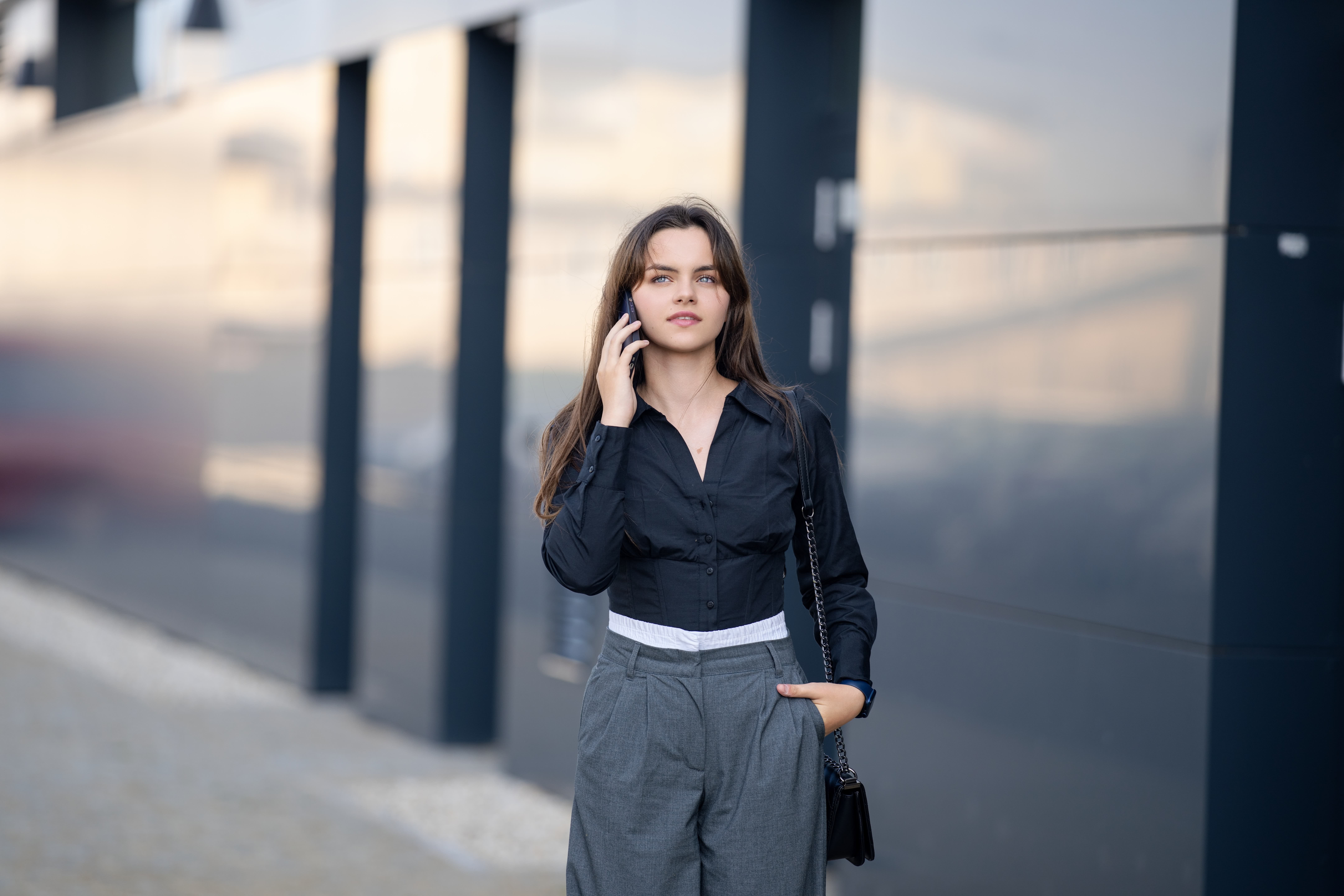 Une jeune femme au téléphone. © Shutterstock
