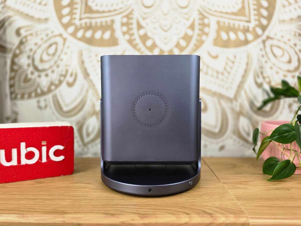 Il est facile de projeter au plafond avec le C2 Pro. Les câbles (si vous n'optez pas pour du streaming) peuvent néanmoins rendre l'installation plus difficile. © Matthieu Legouge
