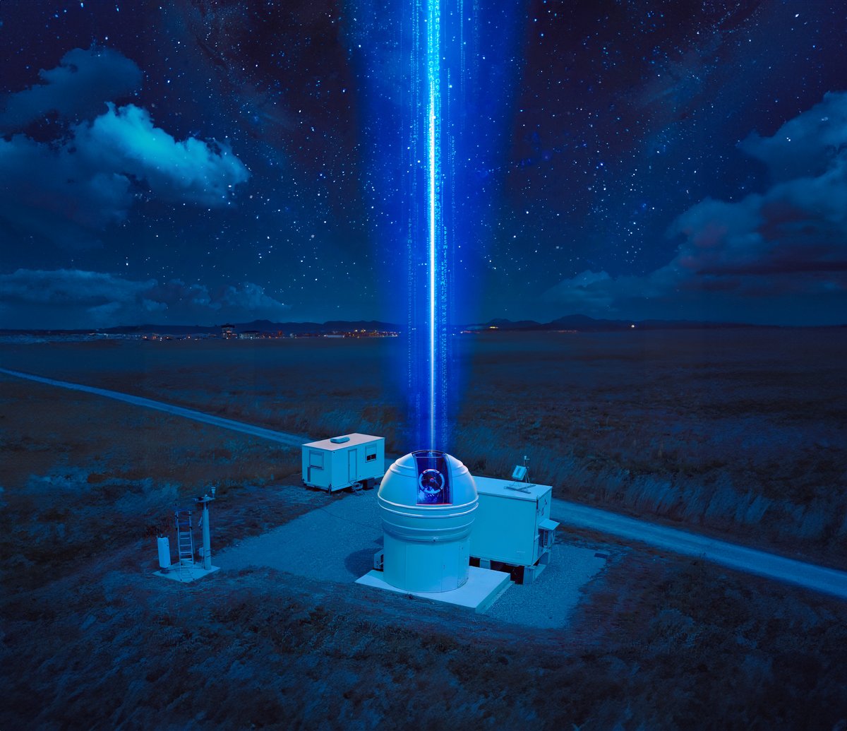 La station FEELINGS et une vue stylisée de sa transmission de données par laser © ONERA / M. Cherfi