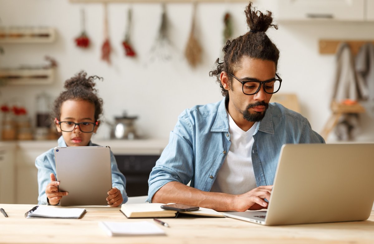 Enfants, ados, adultes : en famille, les usages tech sont multiples et augmentent donc les risques concernant la protection des données personnelles. © Evgeny Atamanenko / Shutterstock