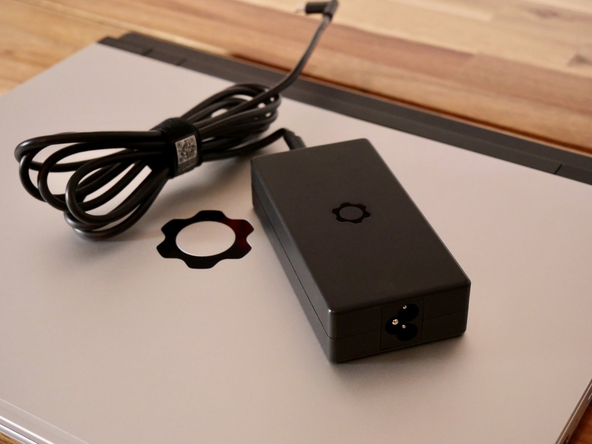 Le chargeur GaN 180 W du Framework Laptop 16 // © Nathan Le Gohlisse pour Clubic