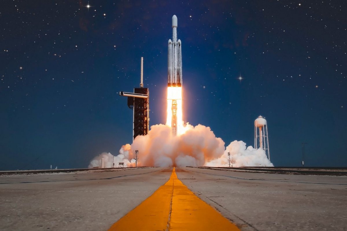 Jour et nuit, les fusées SpaceX décollent © berni0004 / Shutterstock