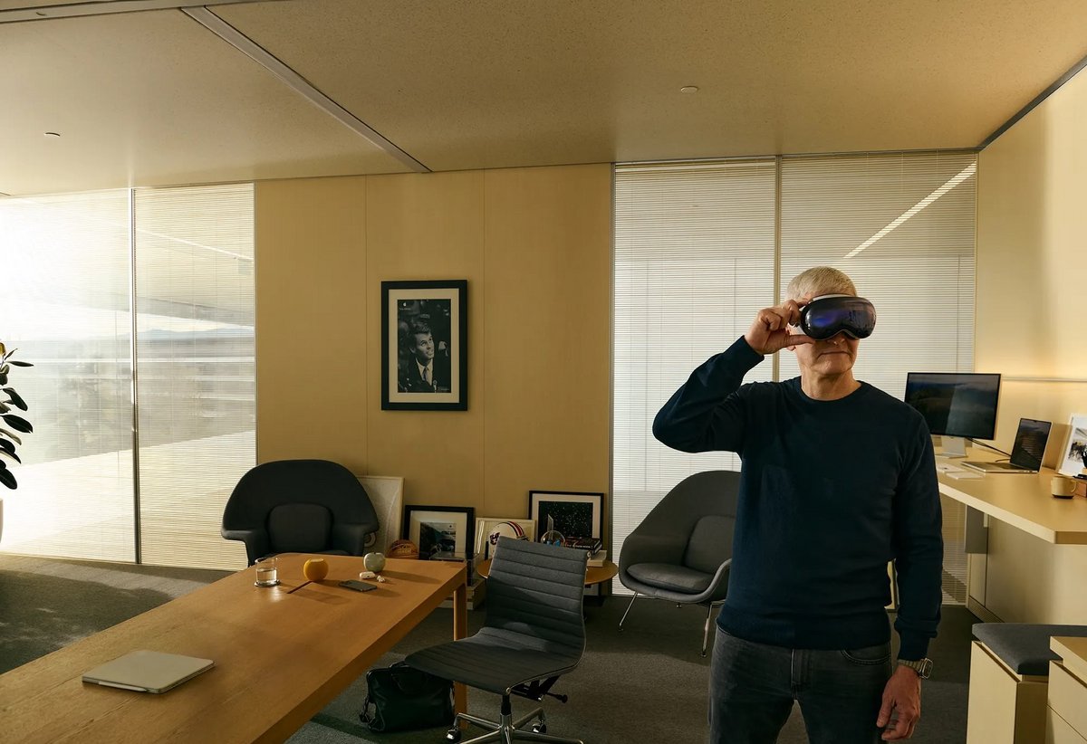 Tim Cook équipé du Vision Pro dans son bureau à Cupertino. © Vanity Fair/Norman Jean Roy