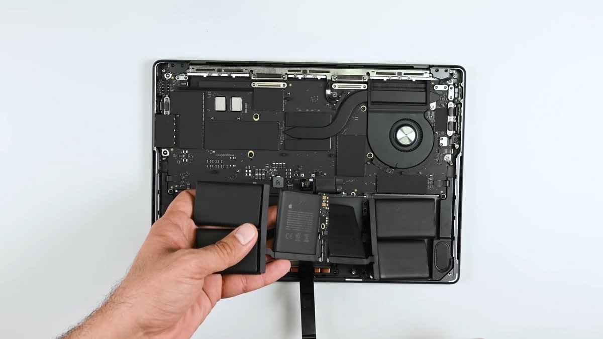 Un remplacement de batterie simplifié sans retrait du trackpad. © iFixIt