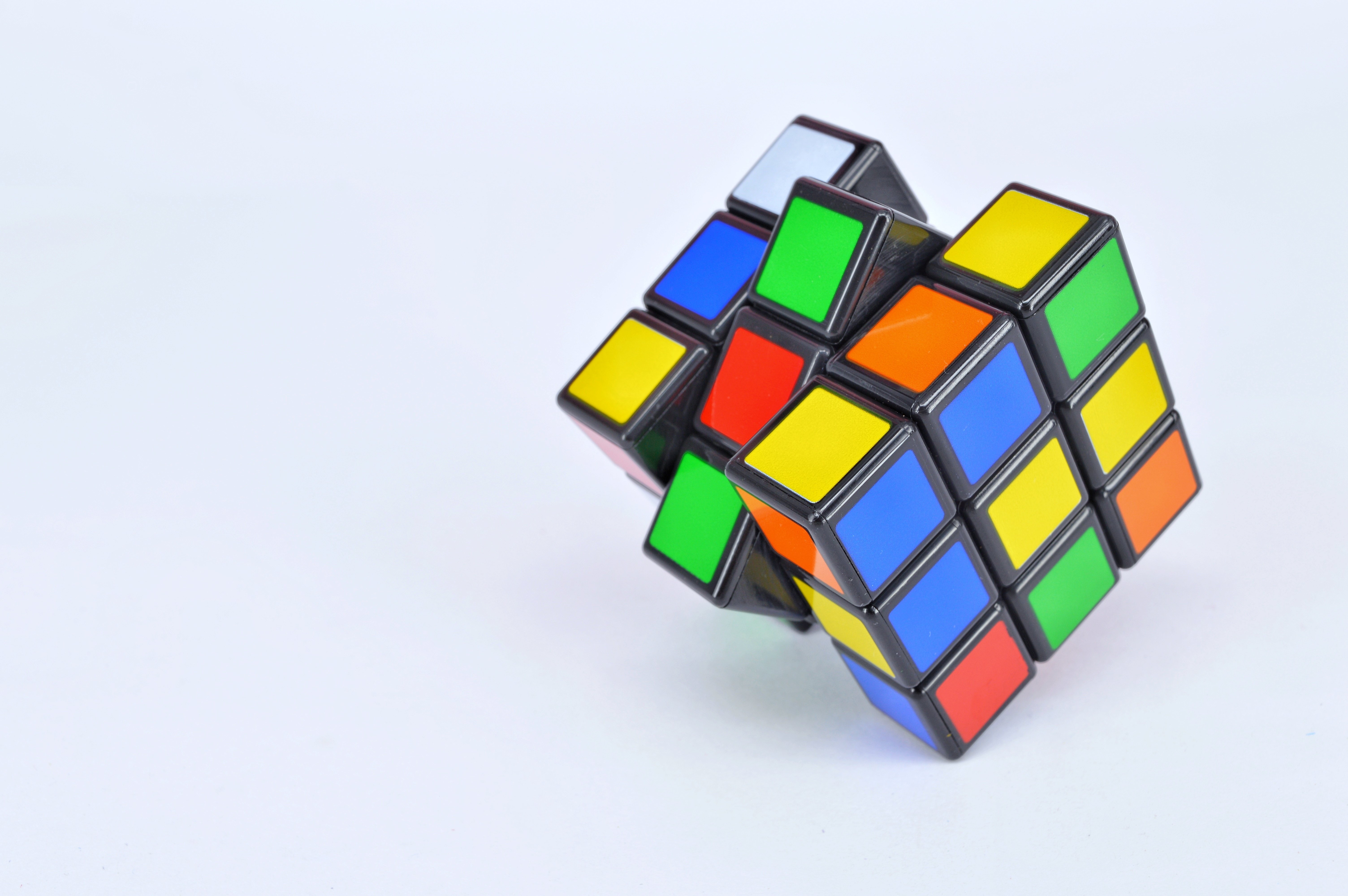  Les modèles de langage possèdent des milliards de paramètres optimisés, ce qui rend leur logique interne très complexe et difficile à interpréter, à l'image d'un Rubik's Cube complété dont la méthode de résolution n'est pas apparente. © hilalabdullah / Shutterstock