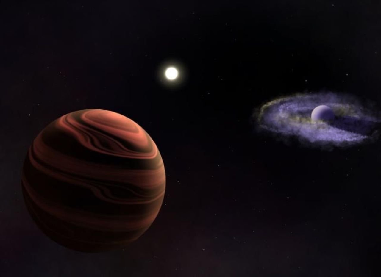 Impression d'artiste du système YSES-1, composé de l'étoile semblable au Soleil, vieille d'environ 16 millions d'années, au centre, d'YSES-1 b et de son disque circumplanétaire poussiéreux (à droite), et d'YSES-1 c avec ses nuages ​​de silicate dans son atmosphère (à gauche) - ©Ellis Bogat