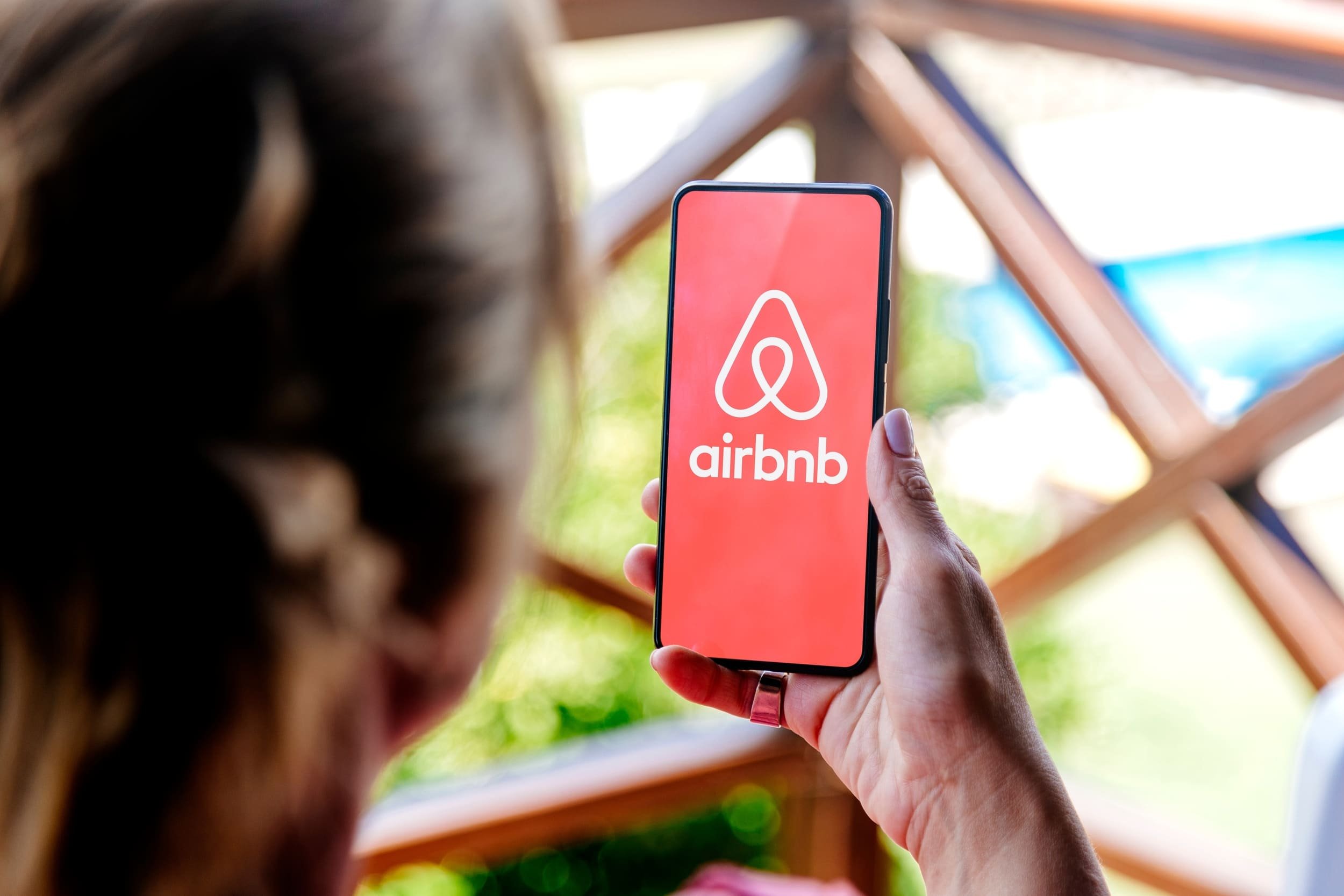 Airbnb est, malgré elle, victime des stratégies des propriétaires qui utilisent sa plateforme. © Alex Photo Stock / Shutterstock.com