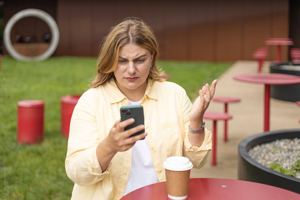 Les numéros de téléphone surtaxés piègent encore de nombreux français © phM2019 / Shutterstock