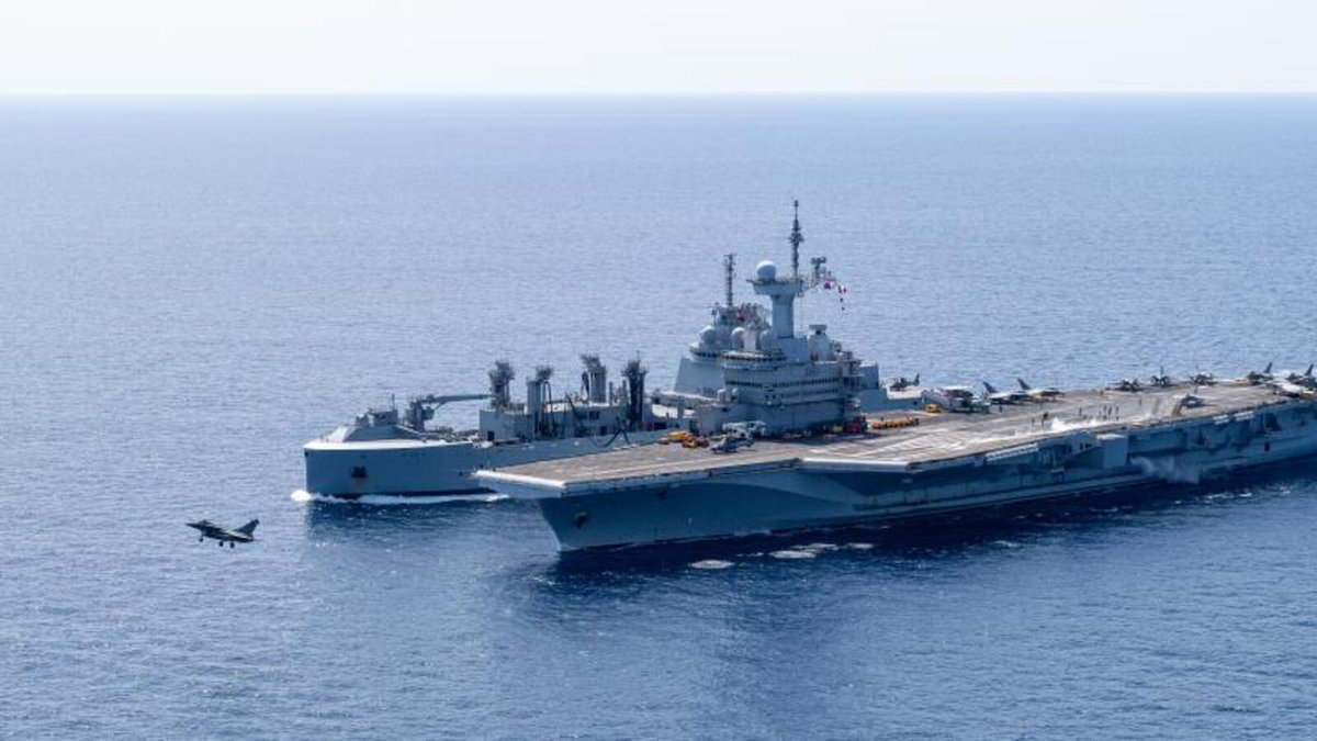 Le bâtiment ravitailleur de force Jacques Chevalier est, sur cette photo, en train de ravitailler le porte-avions Charles de Gaulle. © Clarisse Dupont/Marine Nationale