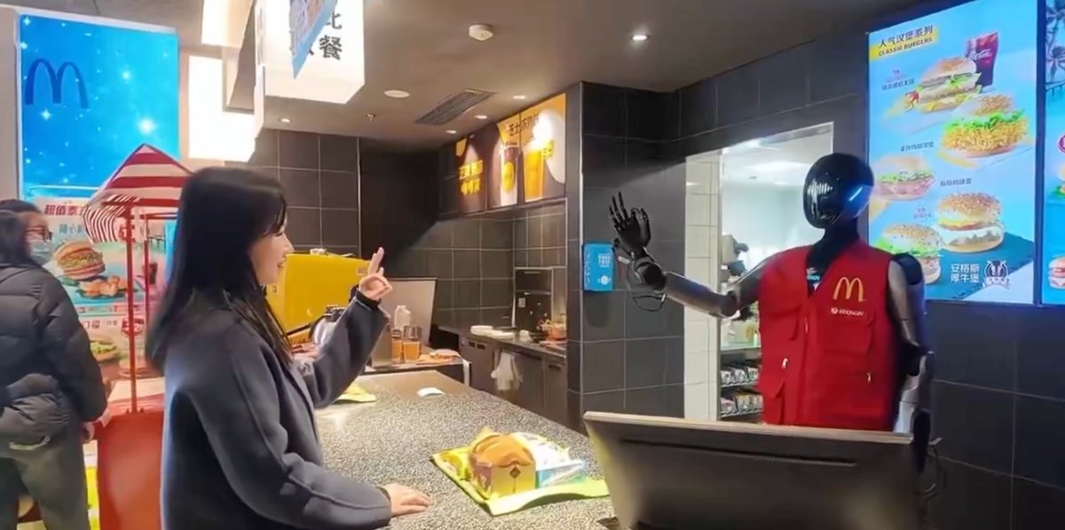 Un robot vous sert votre Happy Meal sur un plateau, c'est ça le futur ©CyberRobo sur X