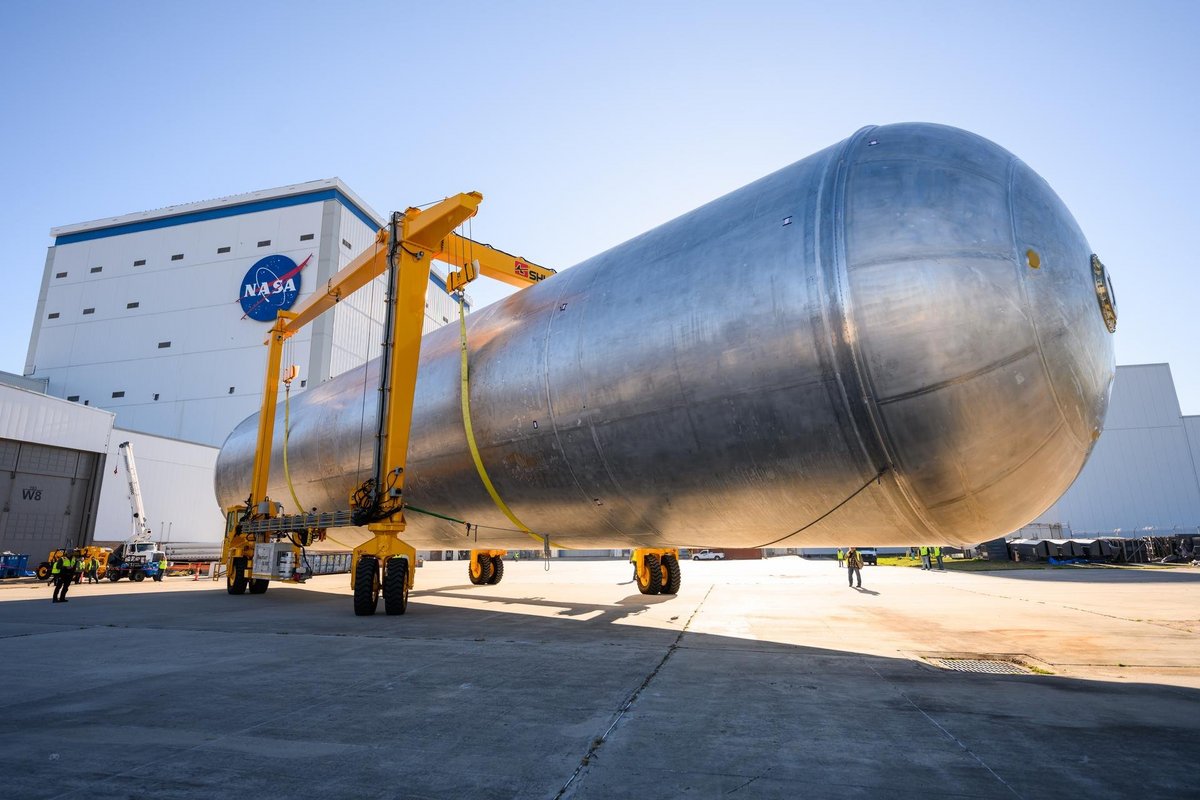 Le réservoir d'hydrogène du premier étage dédié à Artemis III en préparation près de la Nouvelle-Orélans. Crédits NASA