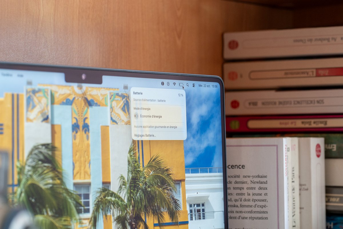 Il faut être patient pour voir le voyant de la batterie s'allumer en rouge sur le MacBook Pro M5. © Nathan Le Gohlisse pour Clubic