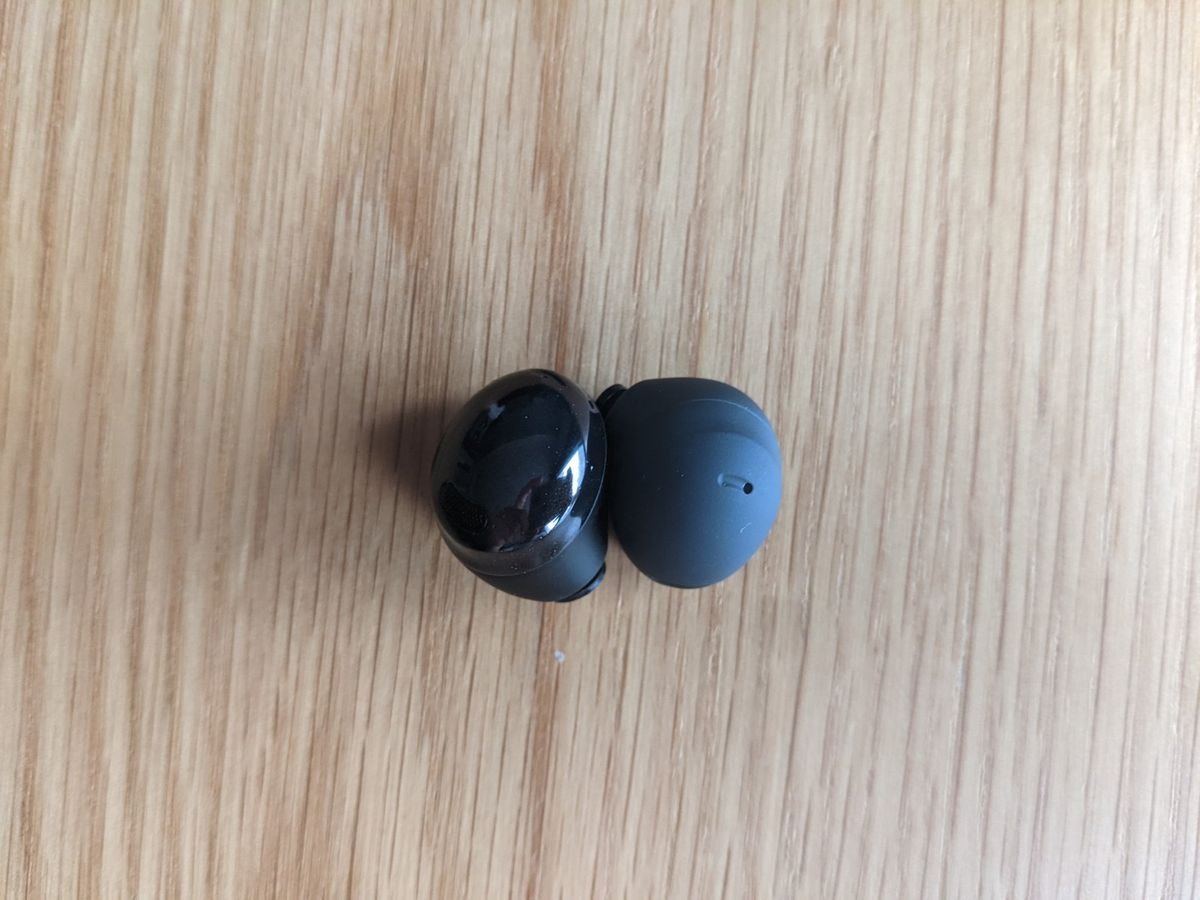 Malgré un peu plus d'un an et demi d'écart entre les deux générations Galaxy Buds Pro, la seconde n'est plus aussi performante dans sa gestion des microphones (en appel)