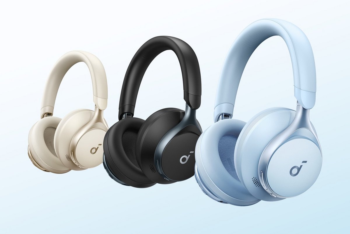 Les différentes finitions du casque sans fil Space One (beige, noir et bleu clair). © Soundcore