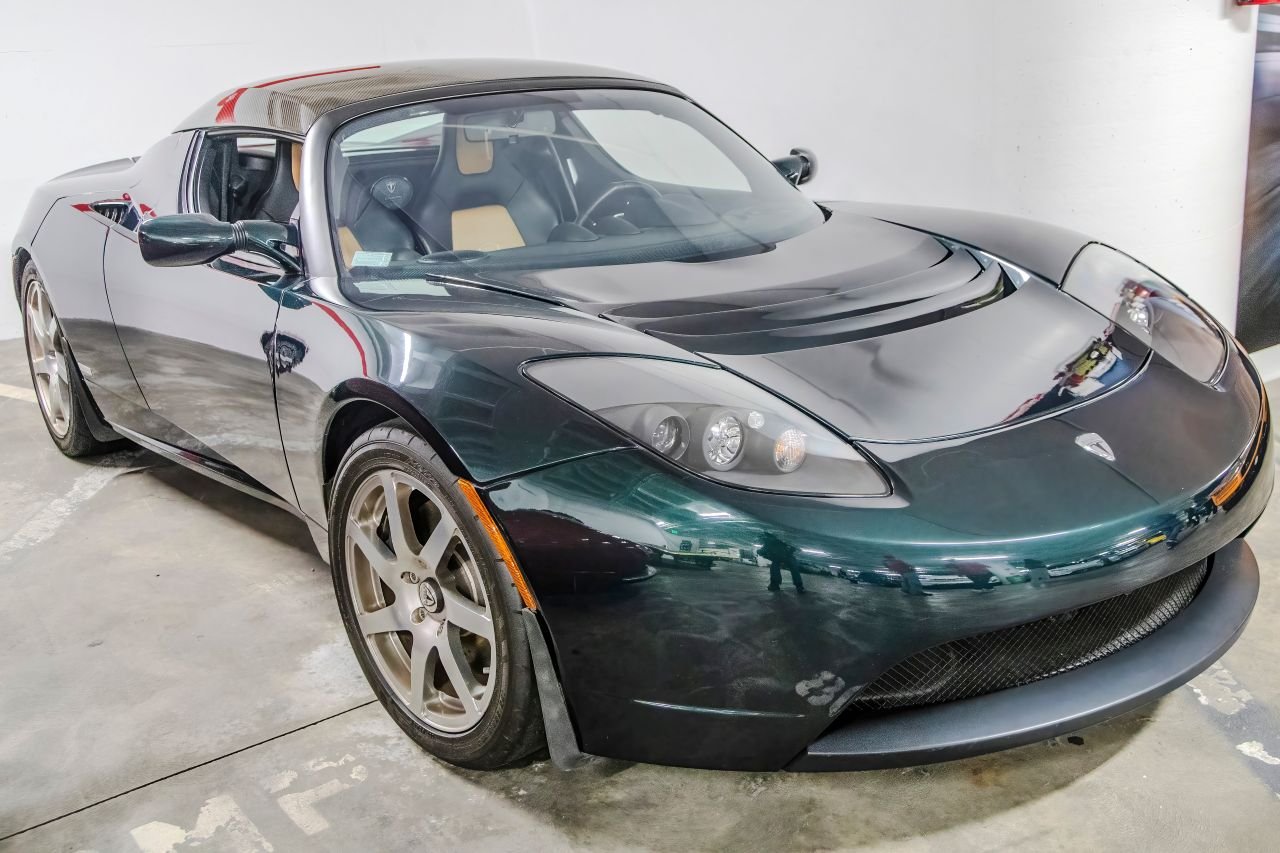 Une Tesla Roadster (première génération) en vert foncé, une voiture de sport tout électrique aux courbes épurées, au style aérodynamique et à la construction légère - ©Karolis Kavolelis / Shutterstock