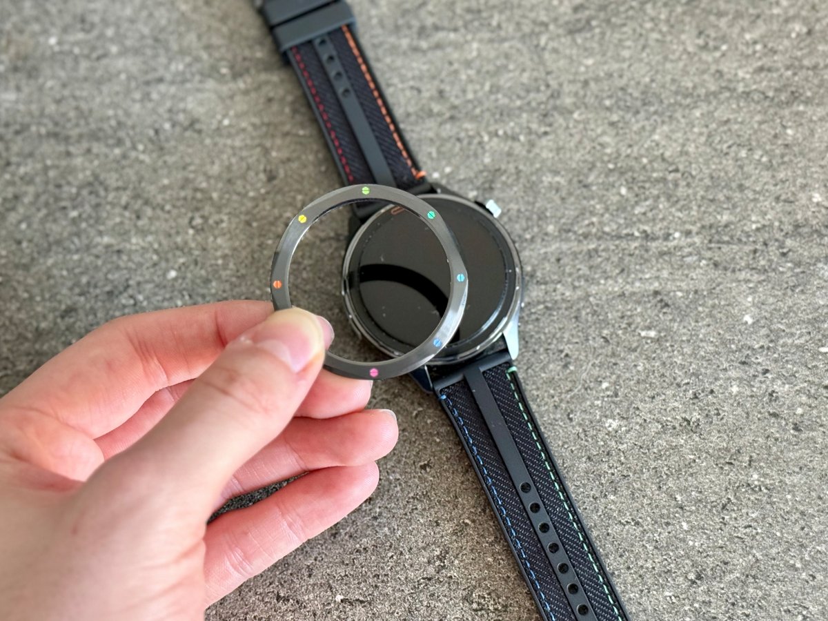 Les lunettes sont amovibles pour changer l'apparence de sa montre ©Mathieu Grumiaux pour Clubic