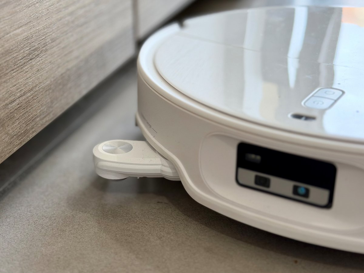 La brosse extensible va dans les coins, tandis que l'aspirateur peut passer sous les meubles ©Mathieu Grumiaux pour Clubic