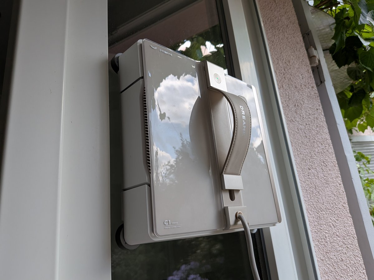 Sur une fenêtre classique, un peu étroite, le C1 passe tout juste et ne peut pas varier les trajectoires. Il faudra le relancer plusieurs fois pour avoir une vitre toute propre, sans trace de lingette et de brosses. ©Nicolas Guyot pour Clubic