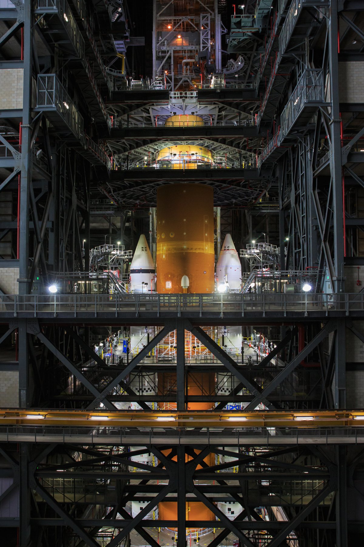 Dans le bâtiment d'assemblage, les équipes peuvent accéder à tous les étages de la fusée SLS. © NASA/B. Smegelsky