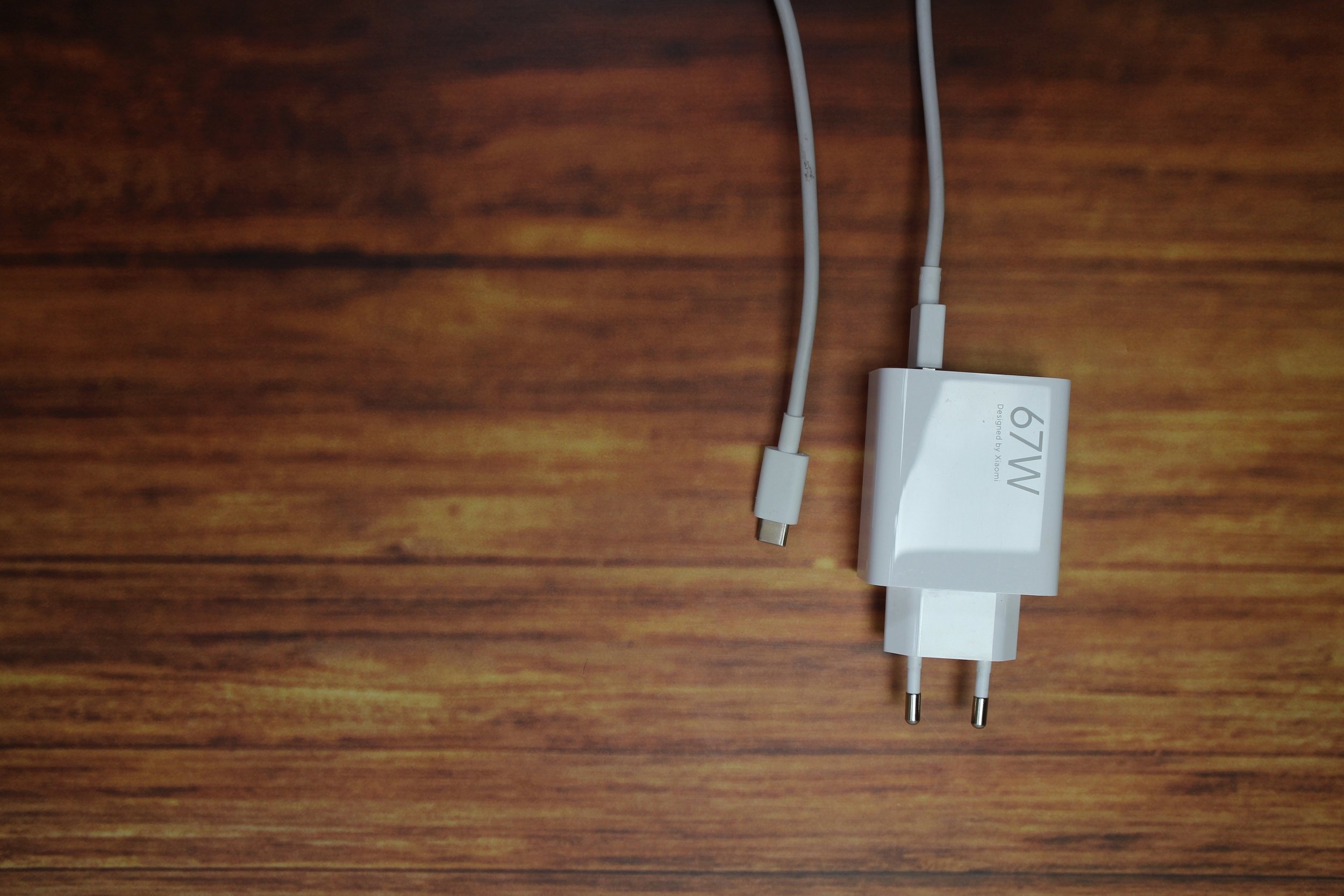 Un chargeur et un câble USB-C © Pustaka Pictures / Shutterstock.com