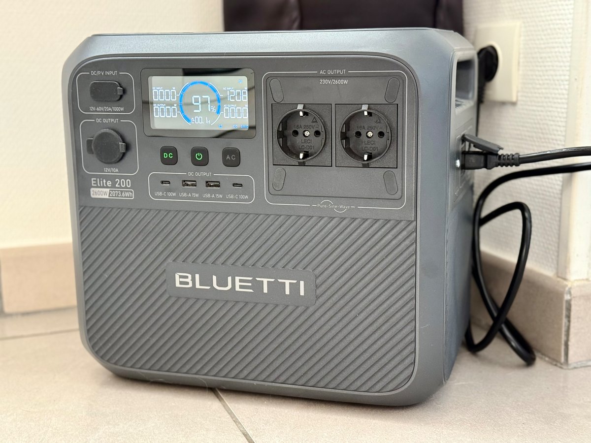 La Bluetti Elite 200 V2 en charge © Mathieu Grumiaux pour Clubic.com