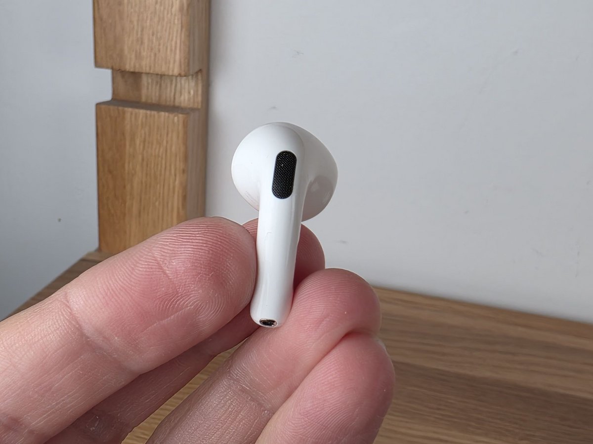 Pas de surprise, les Airpods 4 se contrôlent via des tiges cliquables © Guillaume Fourcadier pour Clubic