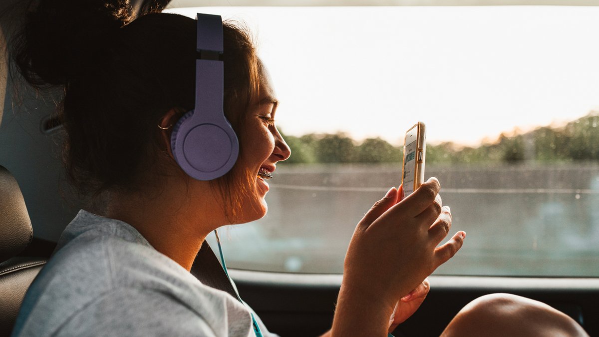 Avec l’affichage des paroles sur Deezer, place au karaoké improvisé et aux soirées chant entre amis, sans fausse note ©Deezer