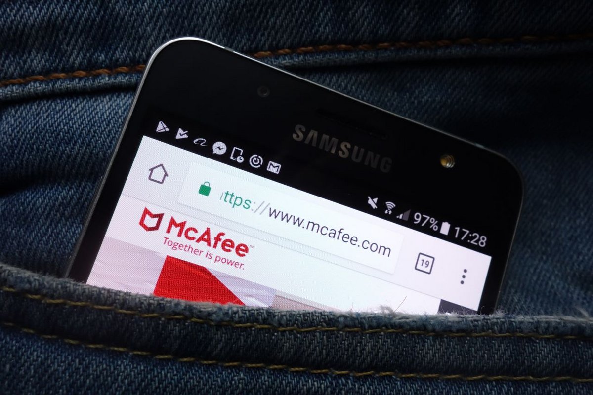 McAfee et Samsung ont renouvelé leurs vœux 10 ans après leur première union © michelmond / Shutterstock