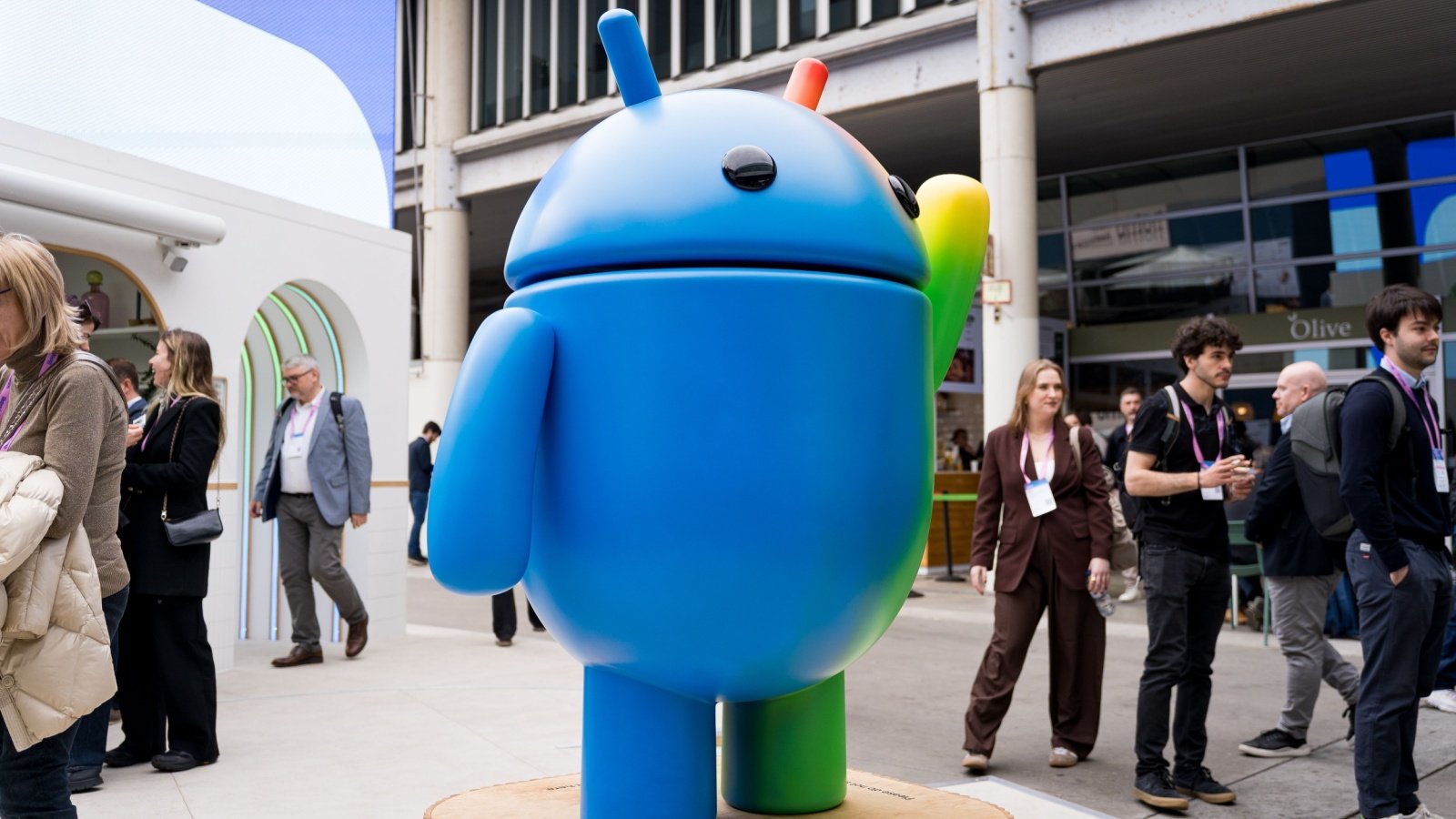 Selon la Commission européenne, Android accorde à Gemini un accès privilégié à plusieurs fonctions essentielles du téléphone - ©davide bonaldo / Shutterstock