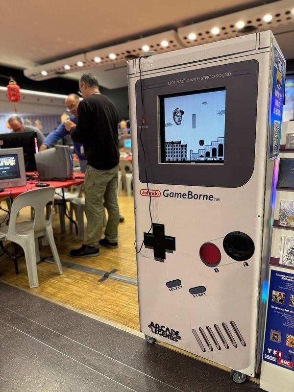 Le Studio JohnDo, spécialisé dans la production Game Boy, proposait notamment un shoot'em up déjanté, et élaboré spécialement pour l'occasion. ©Stéphane Ficca / Clubic